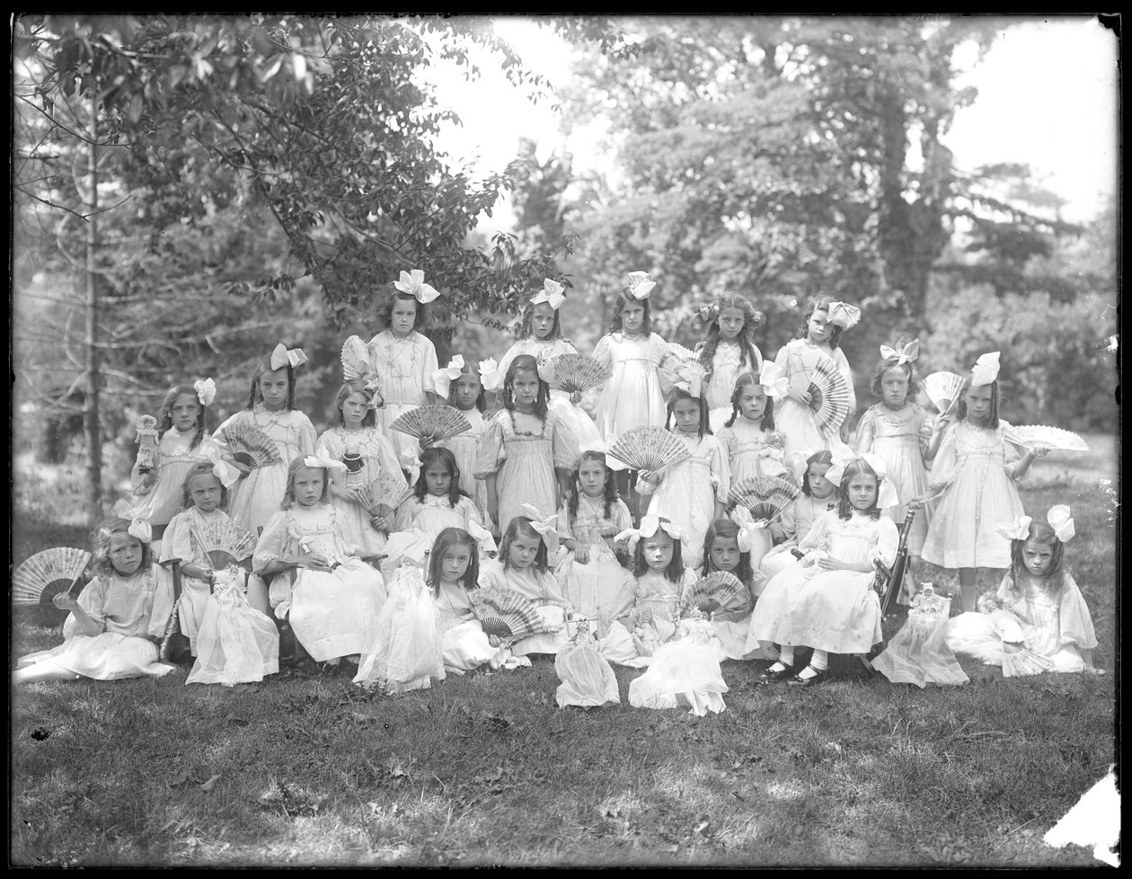 Grupowy portret niezidentyfikowanych dziewczynek, prawdopodobnie rzymskokatolicki azyl dla sierot, Kingsbridge, Bronx, ok. 1910 autorstwa William Davis Hassler