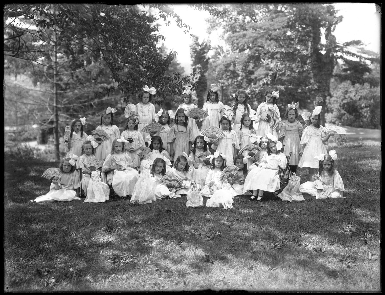 Grupowy portret niezidentyfikowanych dziewczynek, prawdopodobnie rzymskokatolicki azyl dla sierot, Kingsbridge, Bronx, ok. 1910 autorstwa William Davis Hassler