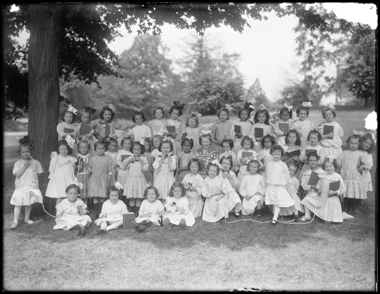 Grupowy portret niezidentyfikowanych dziewczynek, prawdopodobnie rzymskokatolicki azyl dla sierot, Kingsbridge, Bronx, ok. 1910 autorstwa William Davis Hassler