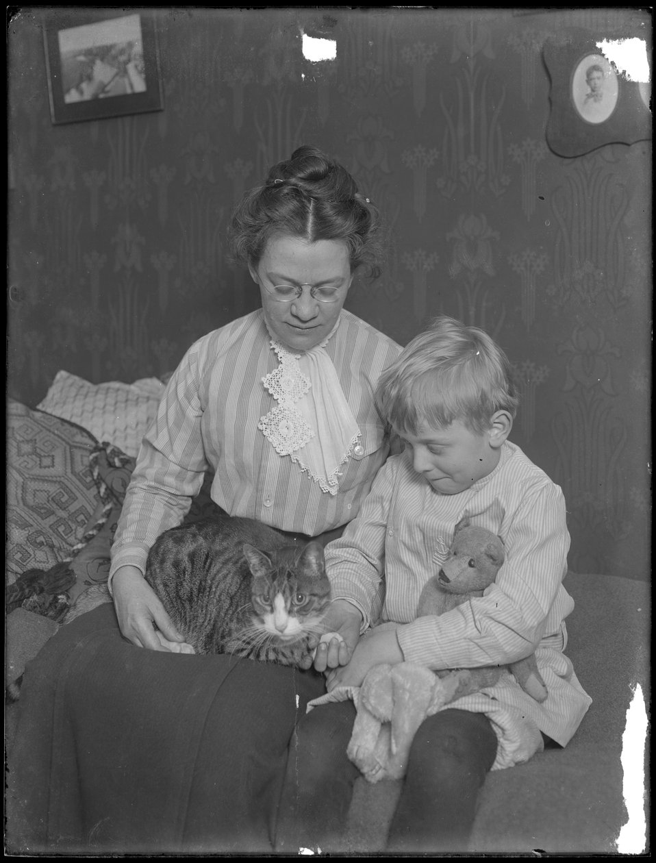 Harriet E. Hassler i William Grey Hassler, siedzący z kotem pręgowanym (Reddy) i pluszowym misiem, ok. 1911 autorstwa William Davis Hassler