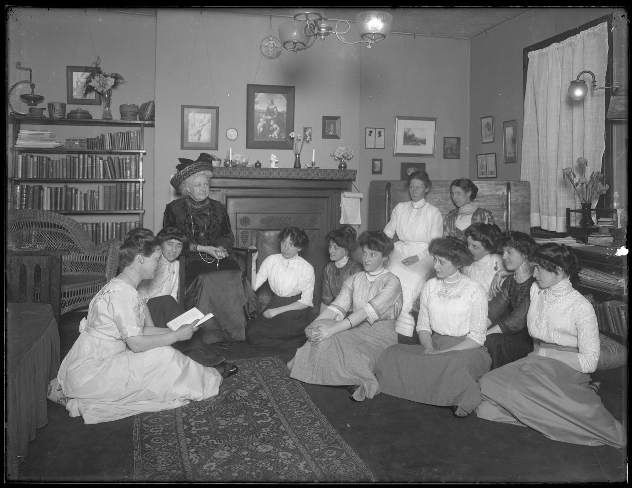 Harriet E. Hassler z grupą młodych kobiet, 206 W. 13th Street, Nowy Jork, ok. 1912 autorstwa William Davis Hassler