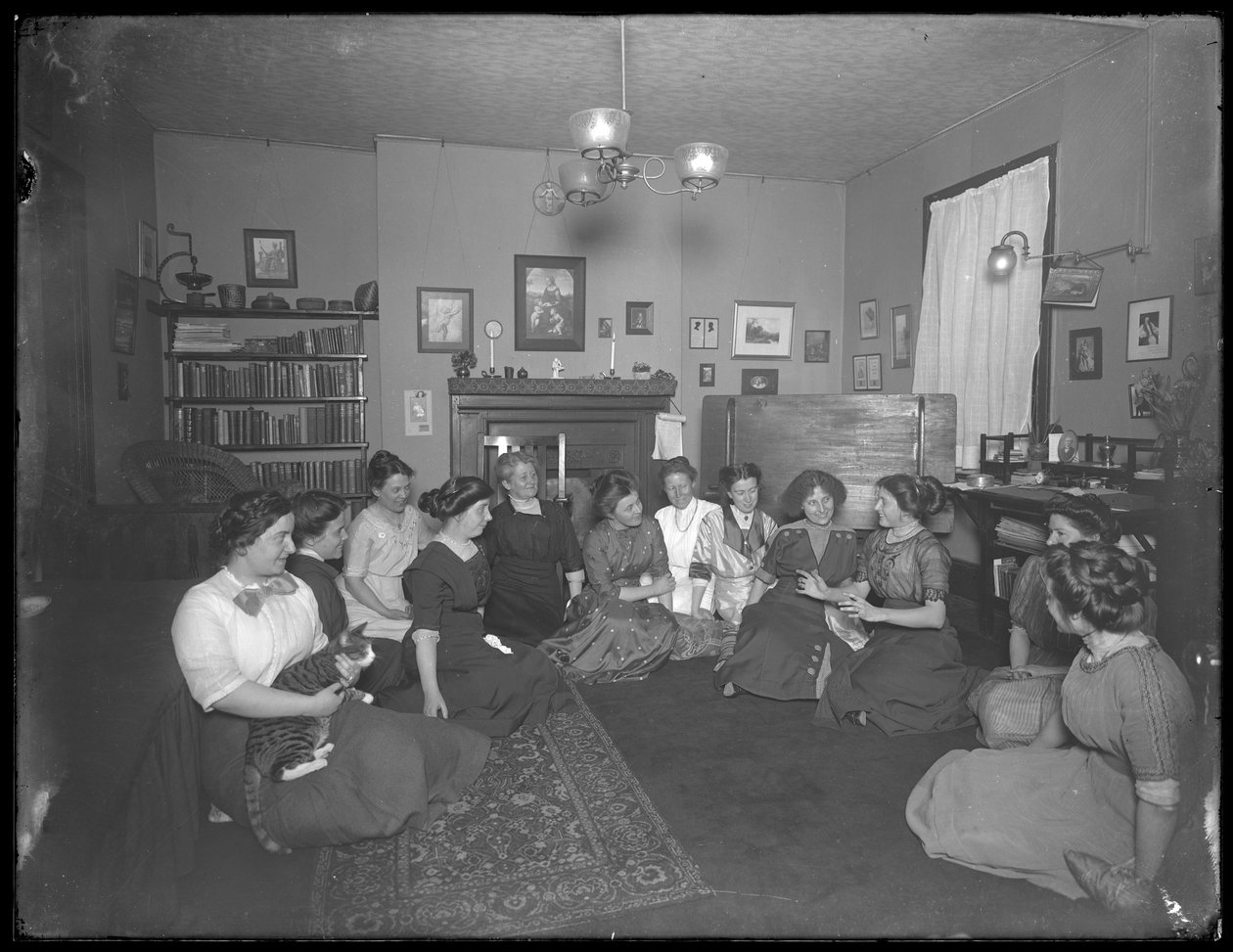 Harriet E. Hassler z grupą młodych kobiet, 206 W. 13th Street, Nowy Jork, ok. 1912 r. autorstwa William Davis Hassler