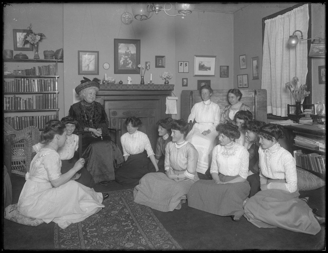 Harriet E. Hassler z grupą młodych kobiet, 206 W. 13th Street, Nowy Jork, ok. 1912 r. autorstwa William Davis Hassler
