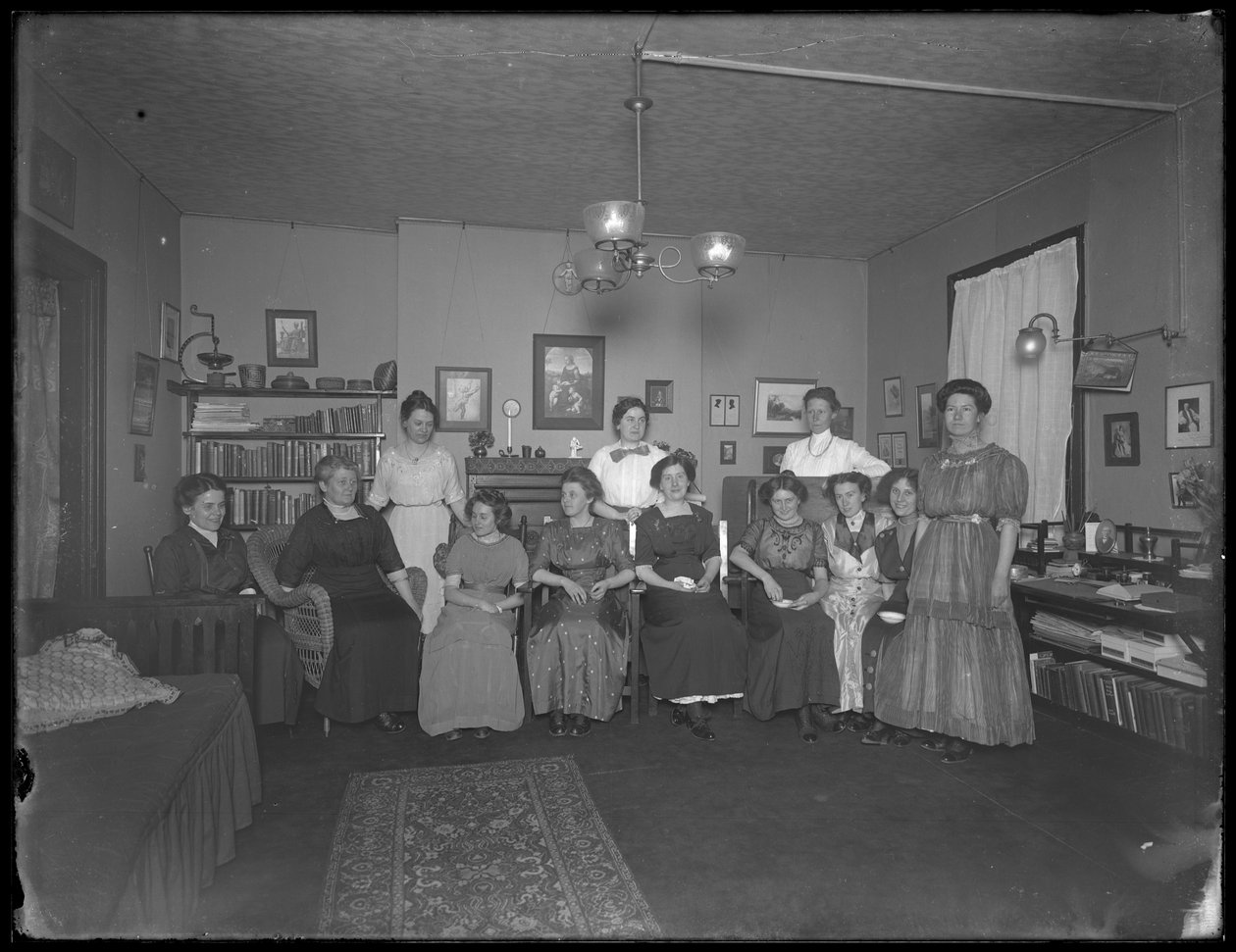 Harriet E. Hassler z grupą młodych kobiet, 206 W. 13th Street, c.1912 autorstwa William Davis Hassler
