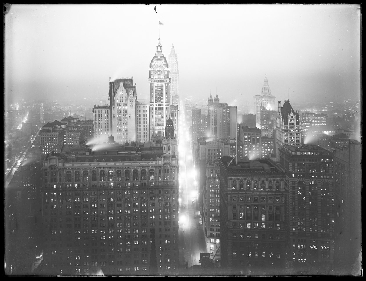 Zamglony nocny widok dolnego Manhattanu pod dużym kątem na północ, z widocznymi budynkami Singera, Woolwortha i Municipal Building, ok. 1913 r. autorstwa William Davis Hassler