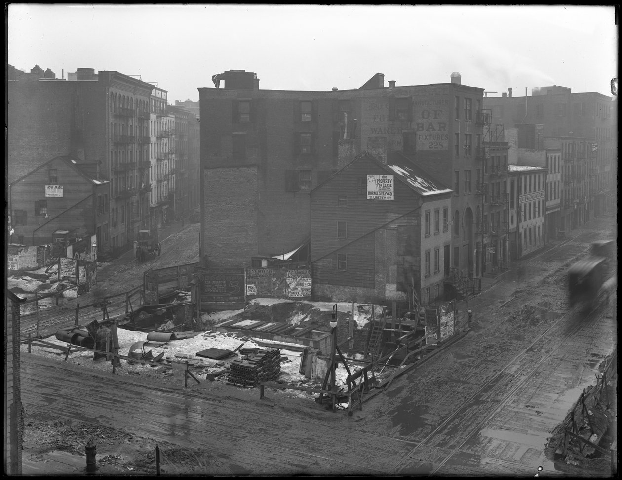 Widok z góry na skrzyżowania Downing Street, West Houston Street i Varick Street w Nowym Jorku, 18 lutego 1916 autorstwa William Davis Hassler