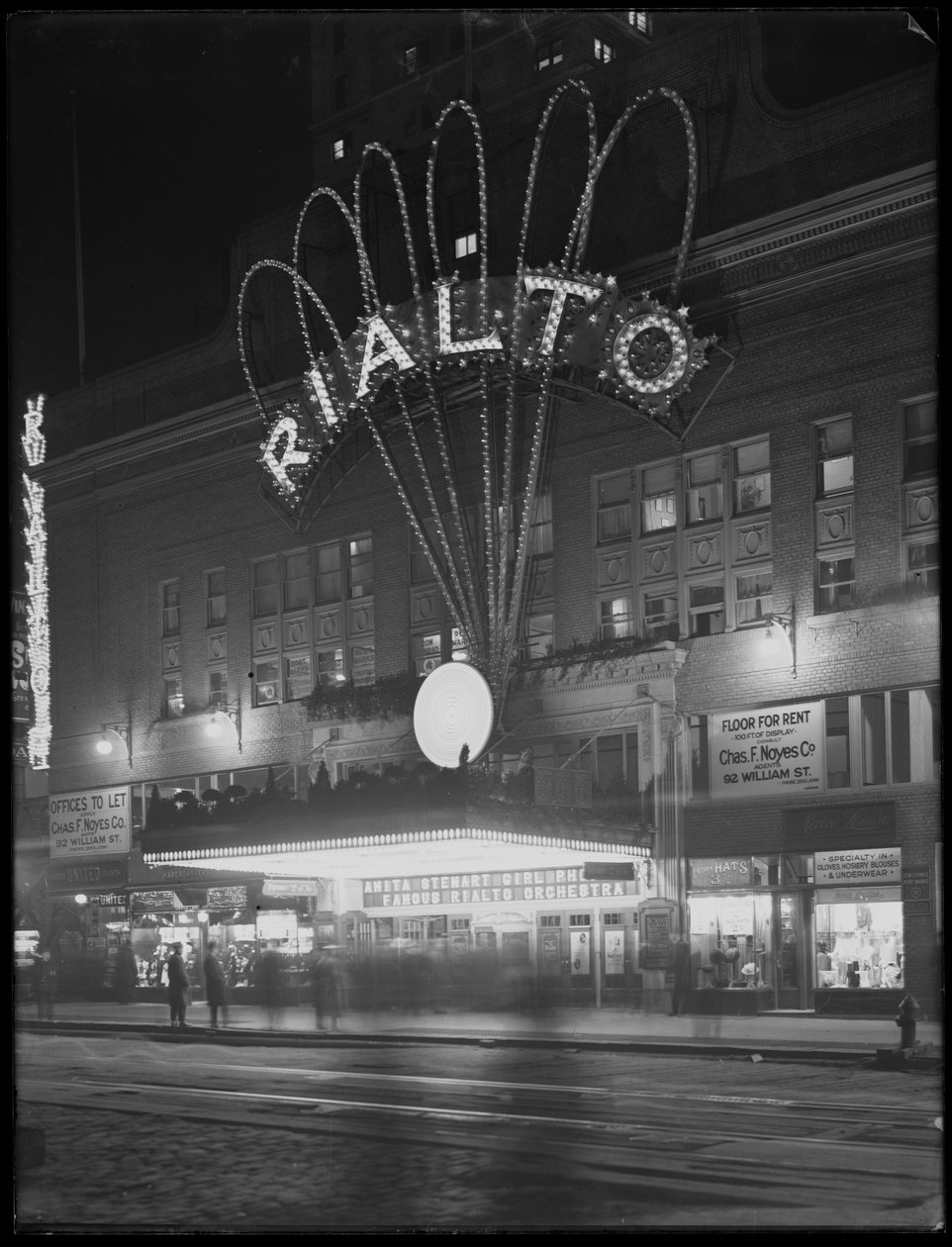 Podświetlany namiot teatralny Rialto, Nowy Jork, 6 stycznia 1917 r. autorstwa William Davis Hassler