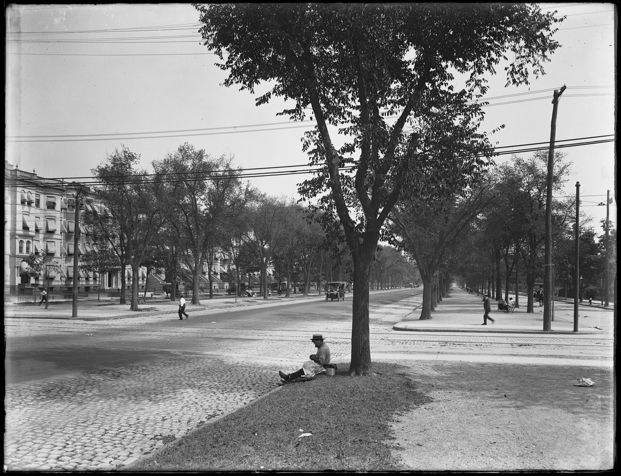 Mężczyzna w słomianych łodziach z wiaderkiem na lunch, Eastern Parkway przy Nostrand Avenue, Brooklyn, 31 sierpnia 1914 r. autorstwa William Davis Hassler
