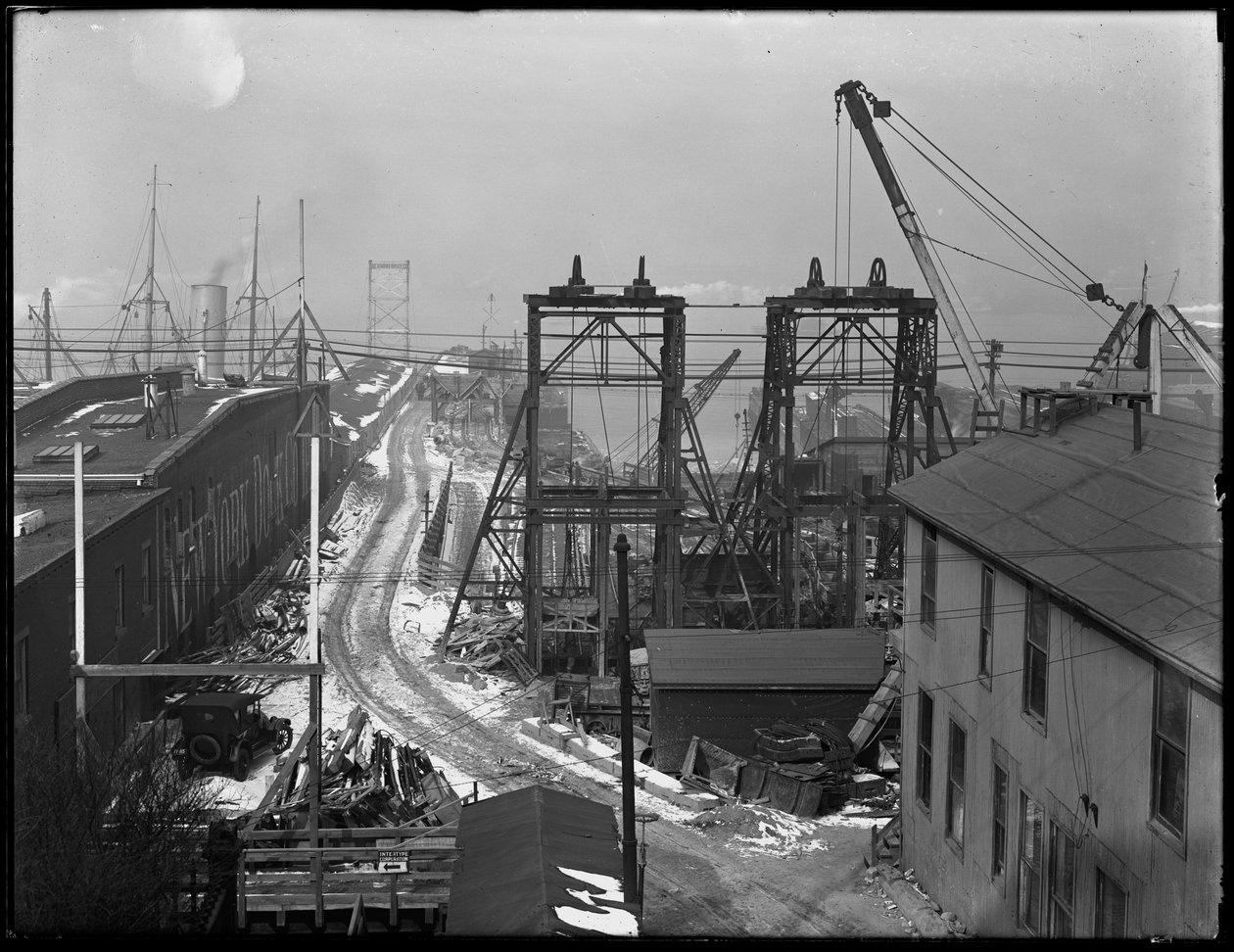 Biura przy Montague Street firmy New York Dock Company, zaczerpnięte z mostu ulicznego, Brooklyn, 17 lutego 1917 autorstwa William Davis Hassler
