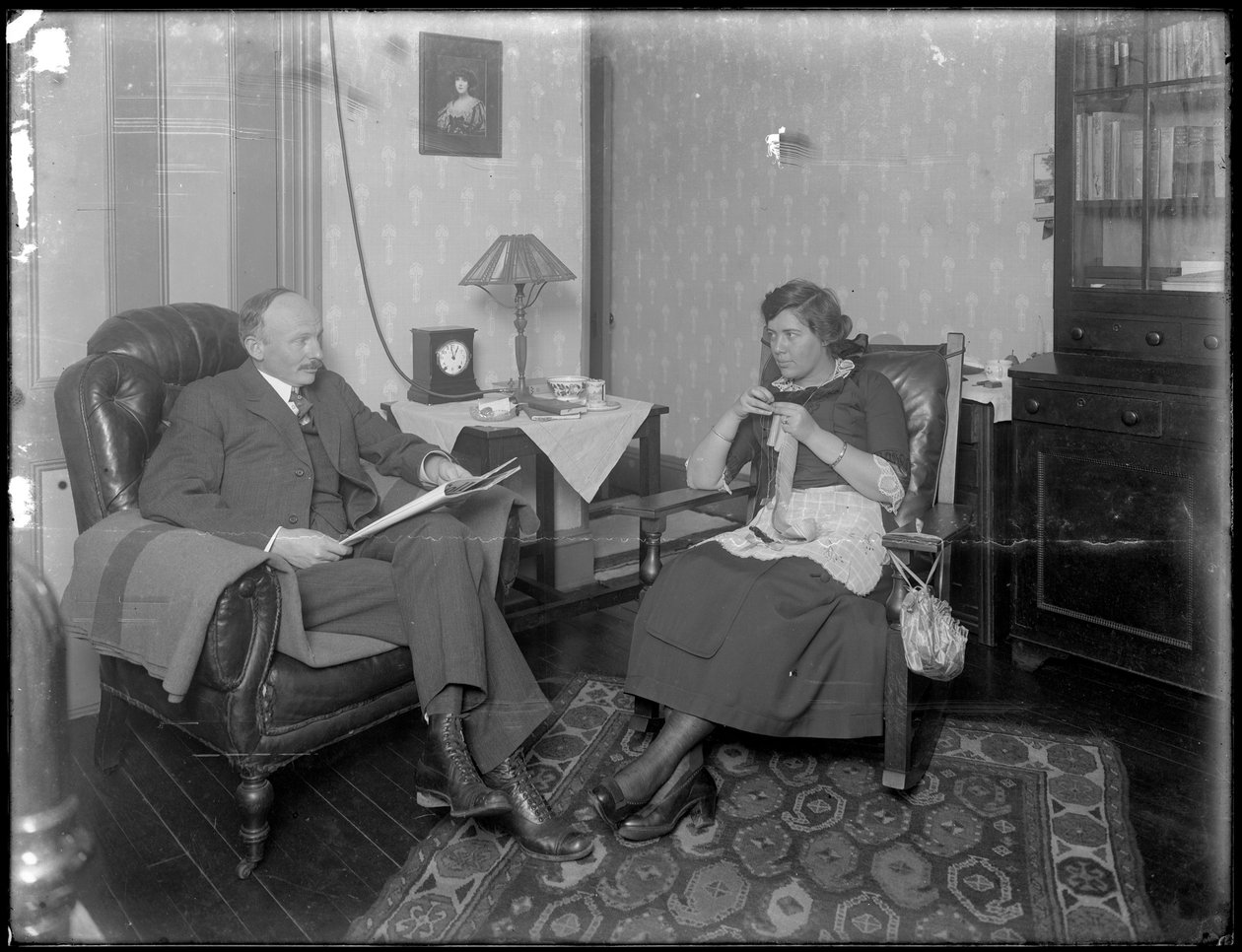 Państwo Austin Norris w niezidentyfikowanym salonie, ok. 1912 r. autorstwa William Davis Hassler