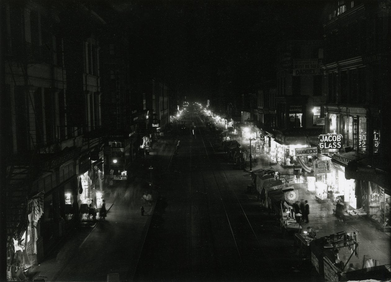 Nocny widok na Grand Street przy Orchard Street, Nowy Jork, 1917 r. autorstwa William Davis Hassler