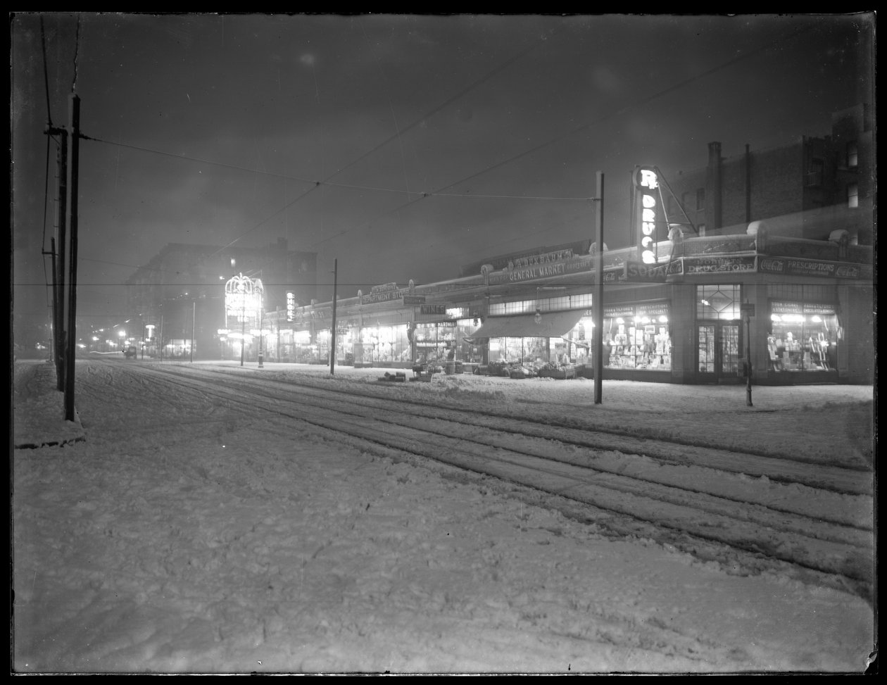 Nocny widok 207. ulicy patrzącej na wschód od Vermilyea Avenue w śniegu, Nowy Jork, 6 marca 1915 autorstwa William Davis Hassler