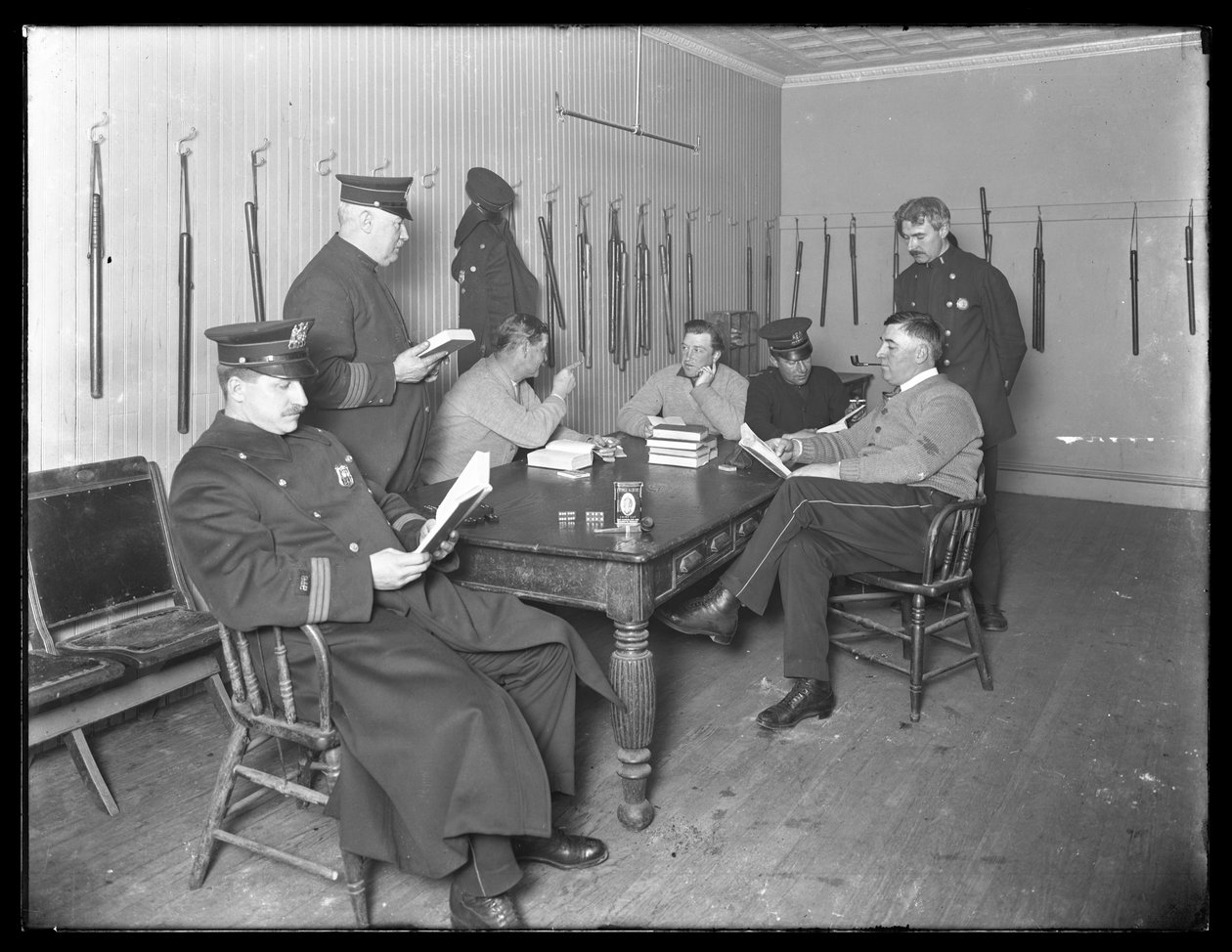 Funkcjonariusze odpoczywający w niezidentyfikowanym posterunku policji, ok. 1913-14 autorstwa William Davis Hassler