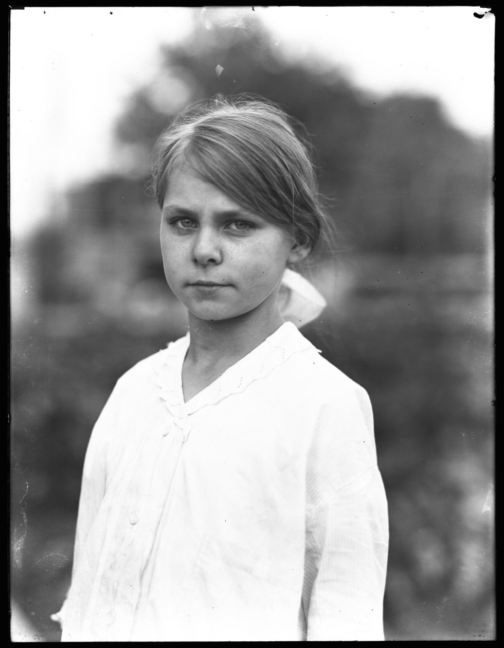 Ujęcie plenerowe niezidentyfikowanej dziewczynki w białej sukience, lipiec 1915 autorstwa William Davis Hassler