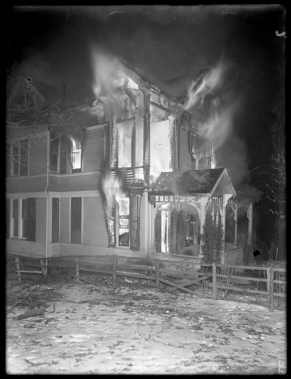 Nocny pożar domku Prescott Cottage, Inwood Hill, 1914 r. autorstwa William Davis Hassler