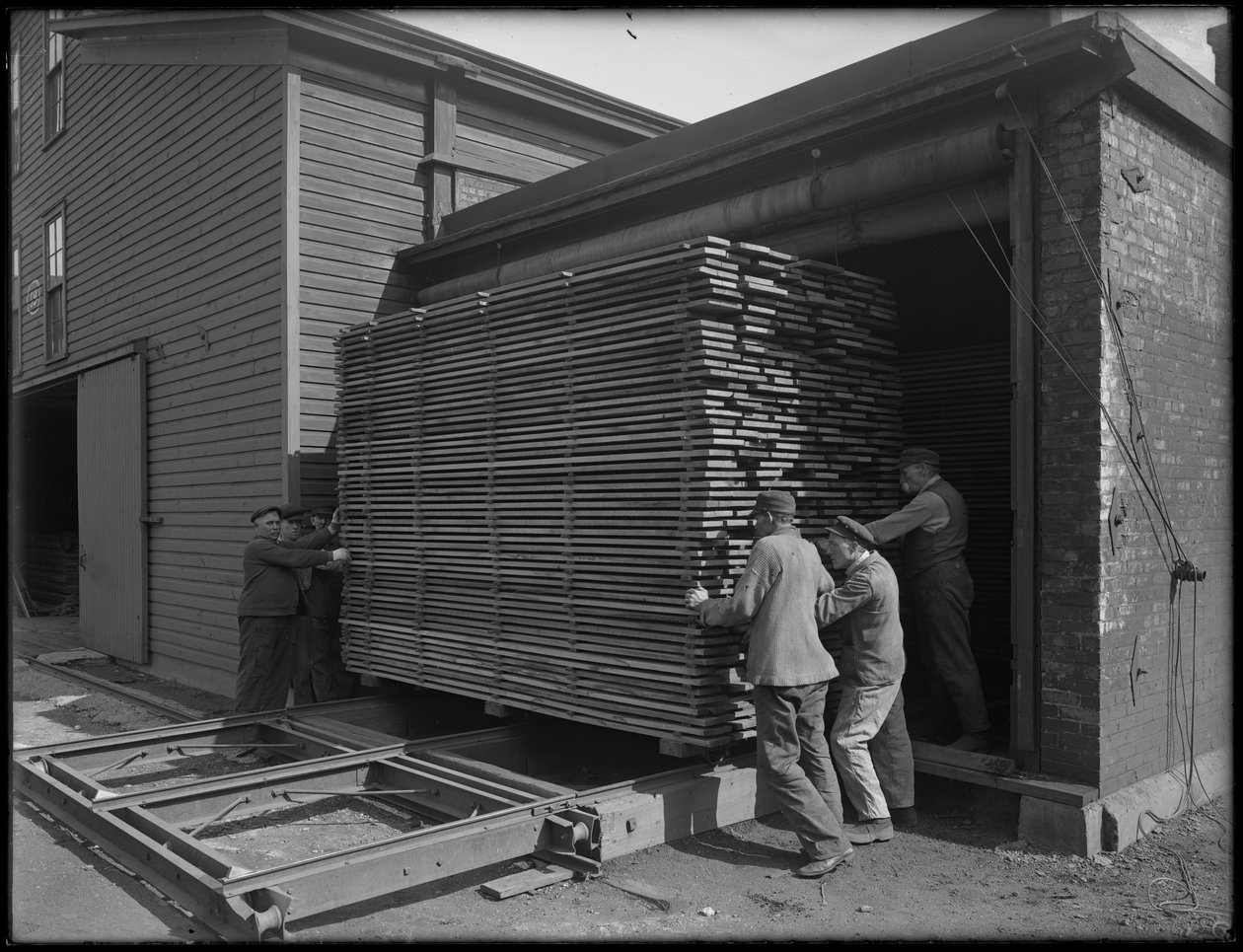 Usuwanie drewna przeznaczonego do produkcji trumien z suchego pieca, Oneida, Nowy Jork, 3 kwietnia 1916 autorstwa William Davis Hassler