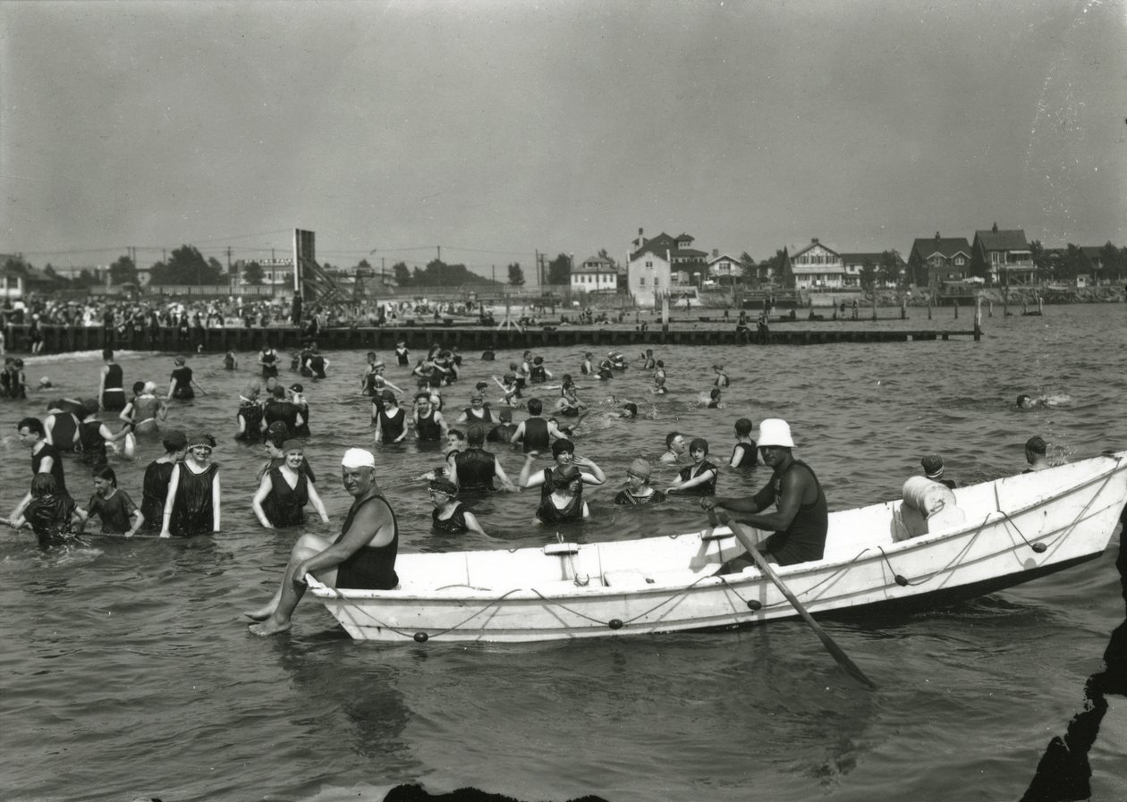 Łódź wiosłowa i pływacy w wodzie, Coney Island, ok. 1910-21 autorstwa William Davis Hassler