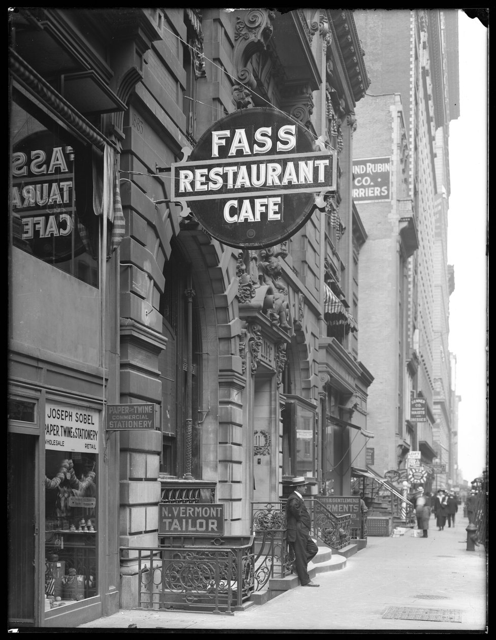 Znak dla kawiarni Fass, 19 W. 31st Street, Nowy Jork, 14 czerwca 1916 autorstwa William Davis Hassler
