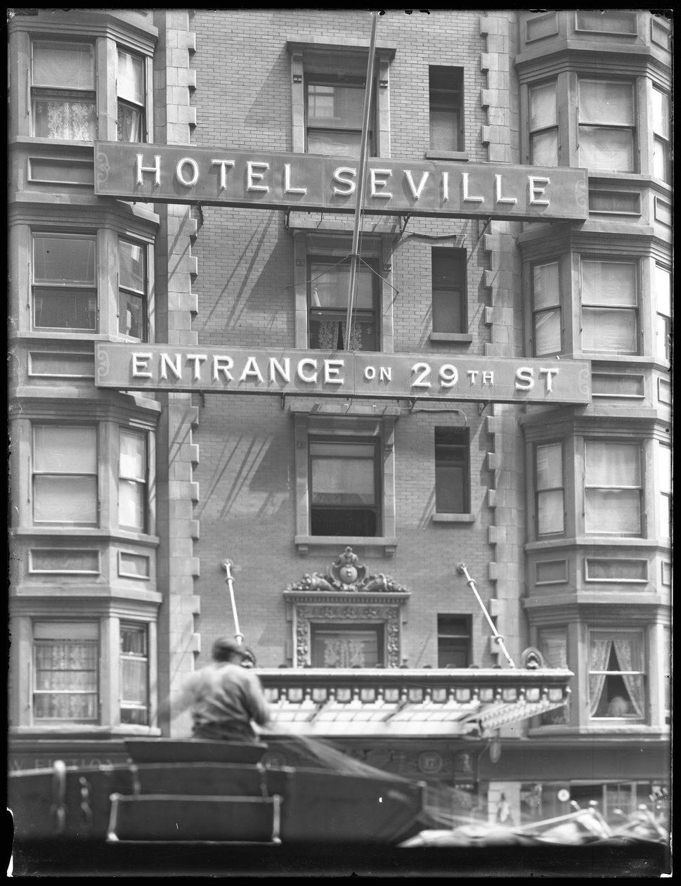 Znak dla hotelu Seville na 29th Street, Nowy Jork, 29 lipca 1916 r. autorstwa William Davis Hassler