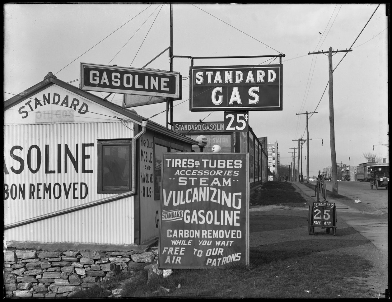 Standardowa stacja benzynowa, 4589 Broadway, Nowy Jork, 2 maja 1917 r. autorstwa William Davis Hassler