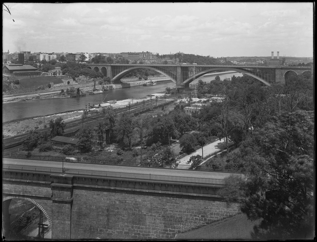 Washington Bridge, High Bridge i Washington Heights widziane z Bronxu, 19 lipca 1914 r autorstwa William Davis Hassler