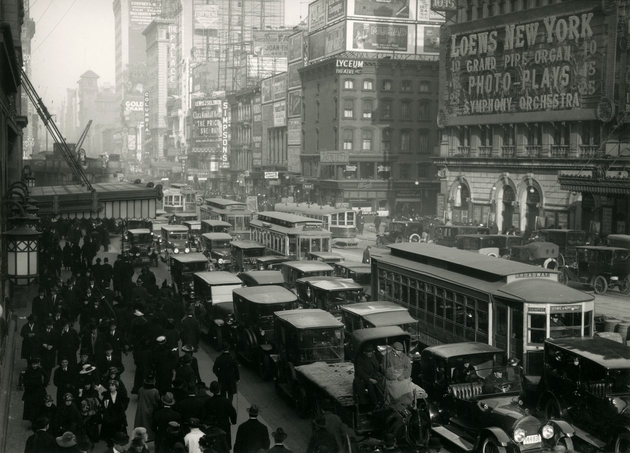 Times Square, zatłoczony przez samochody, autobusy i ludzi, ok. 1917 r. autorstwa William Davis Hassler