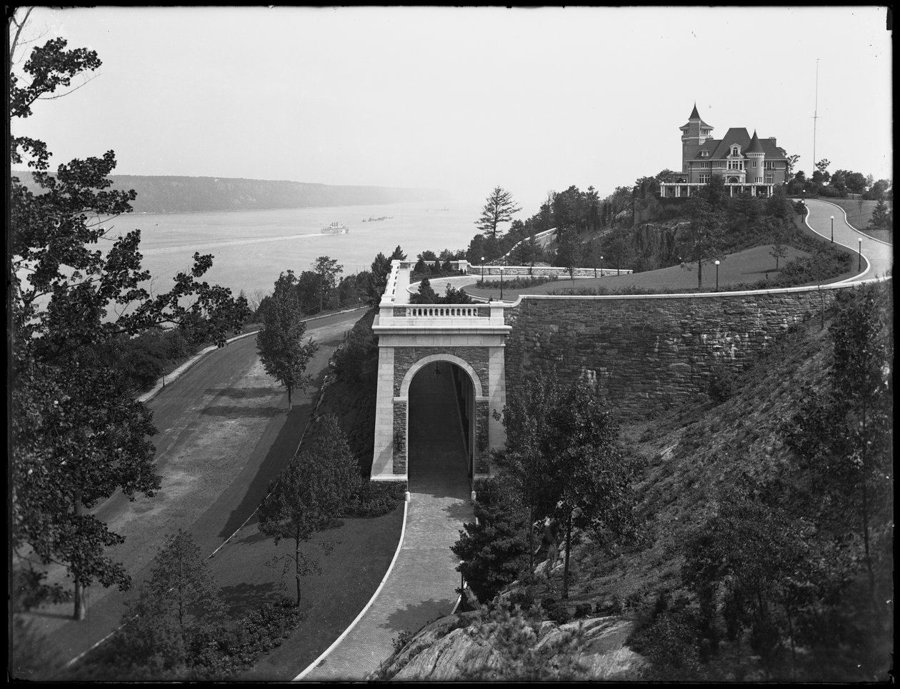 Tryon Hall, Billings Estate, Inwood, Nowy Jork, ok. 1914 r. autorstwa William Davis Hassler