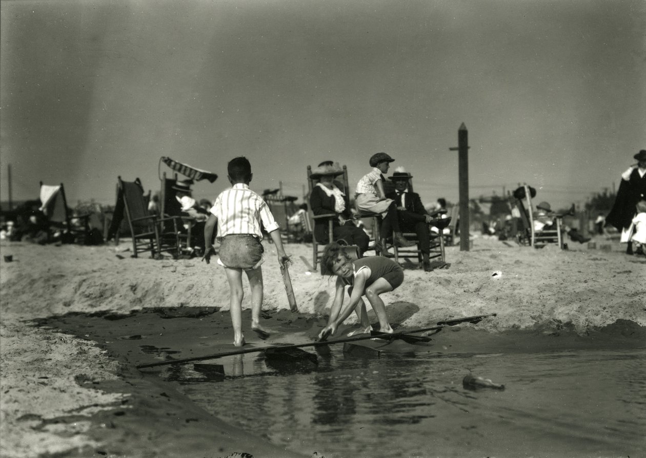 Dwoje dzieci bawi się skrawkami drewna na płyciznach, Coney Island, ok. 1910-21 autorstwa William Davis Hassler