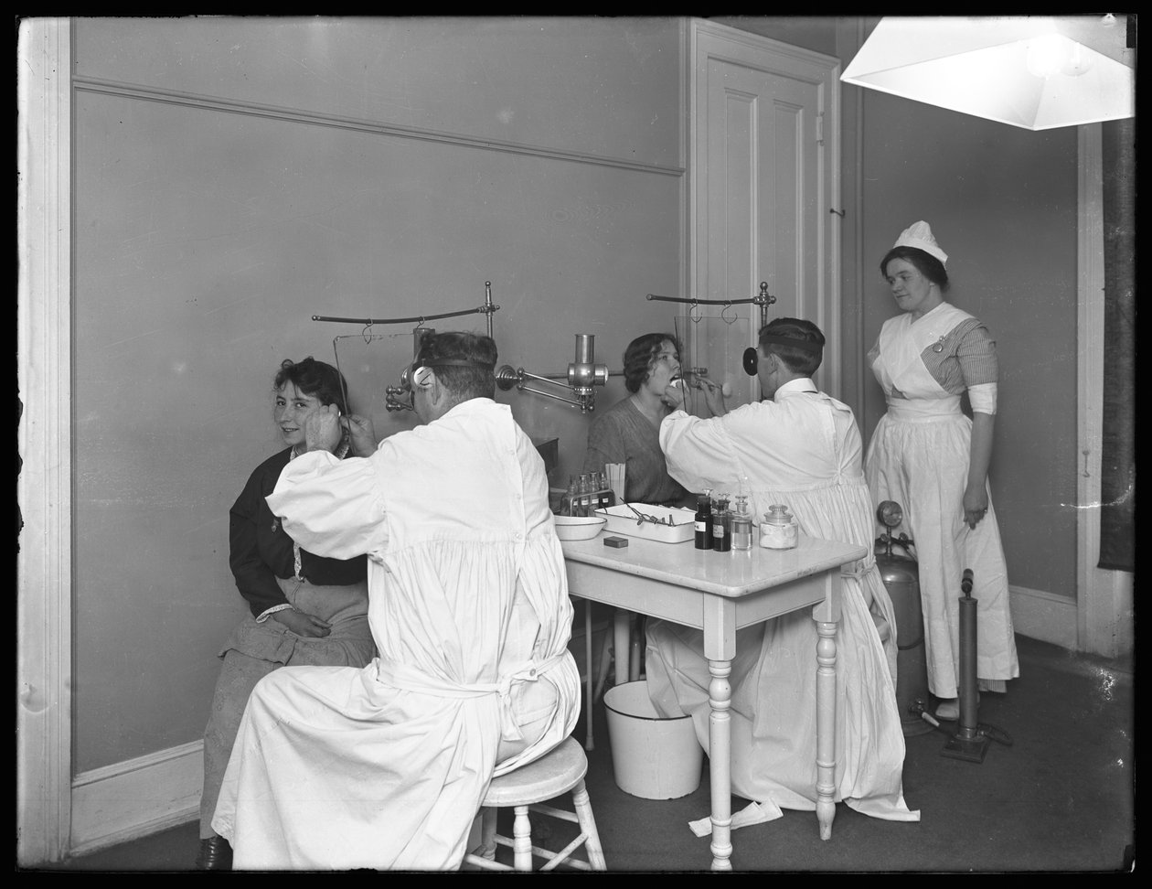 Dwóch badanych pacjentów, sala badawcza nr 1, szpital Seton, Spuyten Duyvil, Bronx, 30 października 1914 autorstwa William Davis Hassler