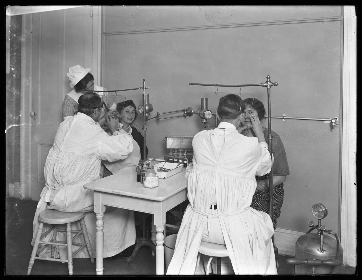 Dwóch badanych pacjentów, sala badawcza nr 2, szpital Seton, Spuyten Duyvil, Bronx, 30 października 1914 autorstwa William Davis Hassler