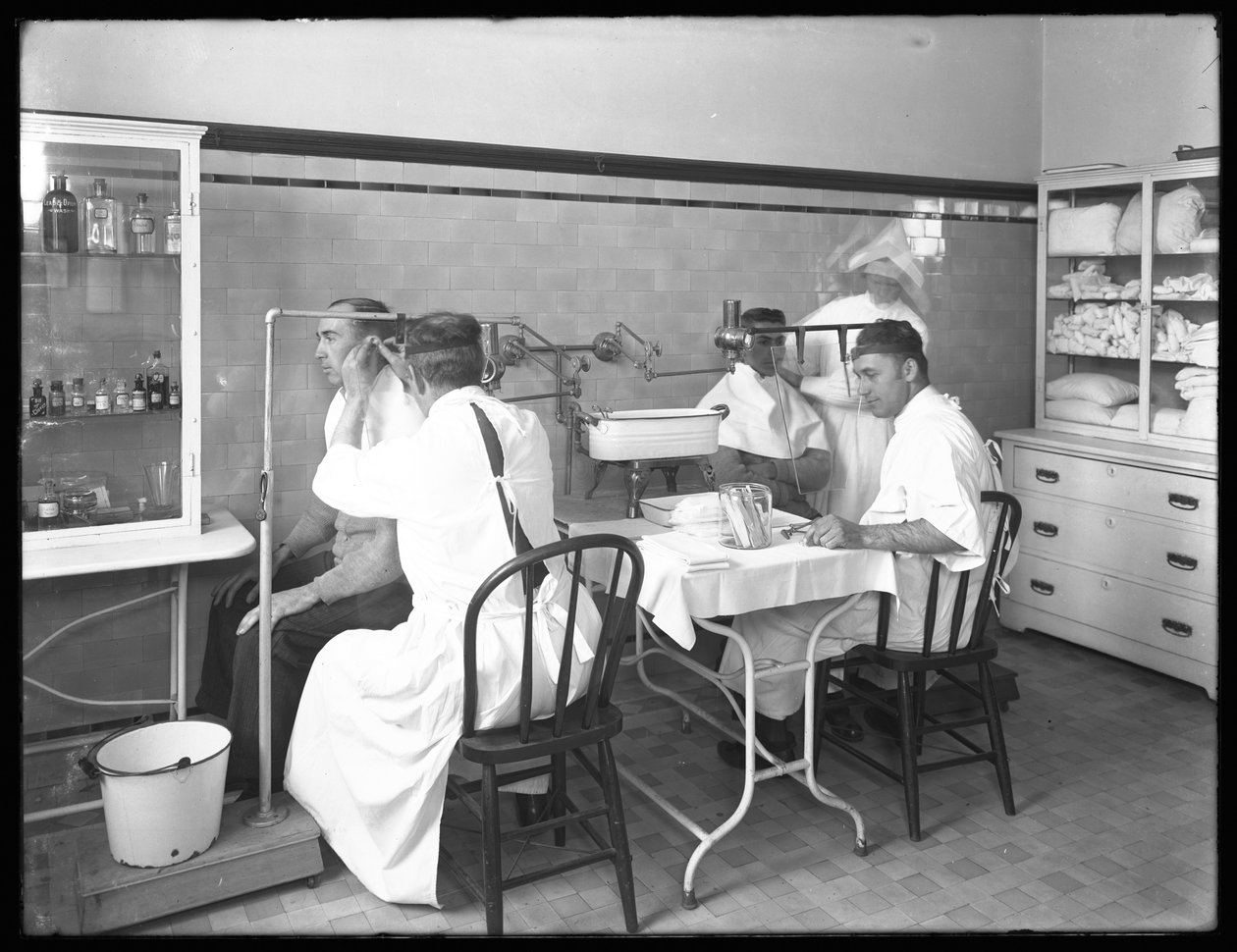 Dwóch pacjentów badanych w głównej sali badawczej szpitala Seton Hospital, Spuyten Duyvil, Bronx, 30 października 1914 autorstwa William Davis Hassler