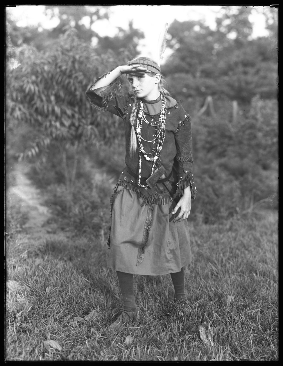 Niezidentyfikowana dziewczyna pozuje w lesie w kostiumie, ok. 1915 r. autorstwa William Davis Hassler