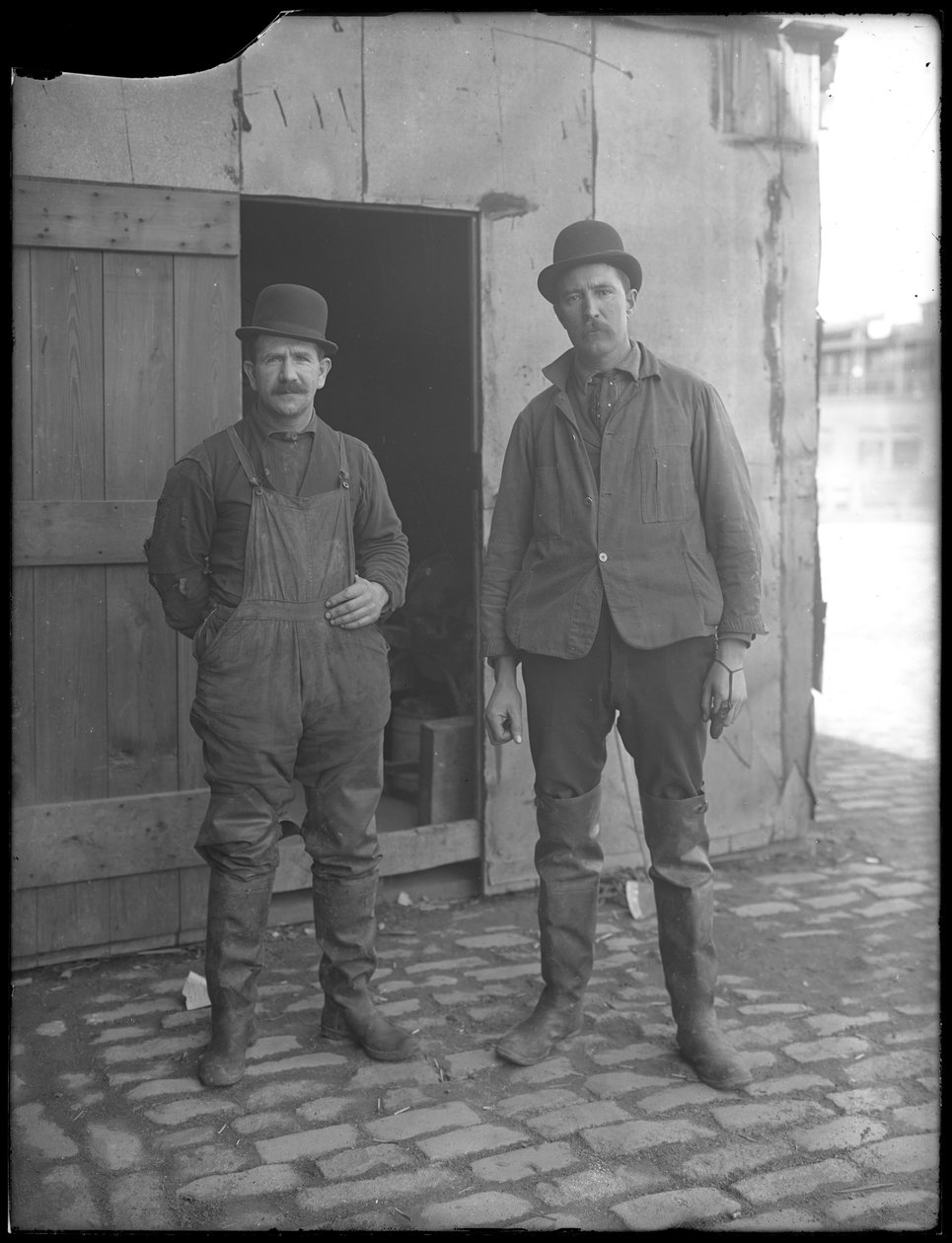 Niezidentyfikowani pracownicy kanalizacji pozują nad ziemią, Nowy Jork, ok. 1911 r. autorstwa William Davis Hassler