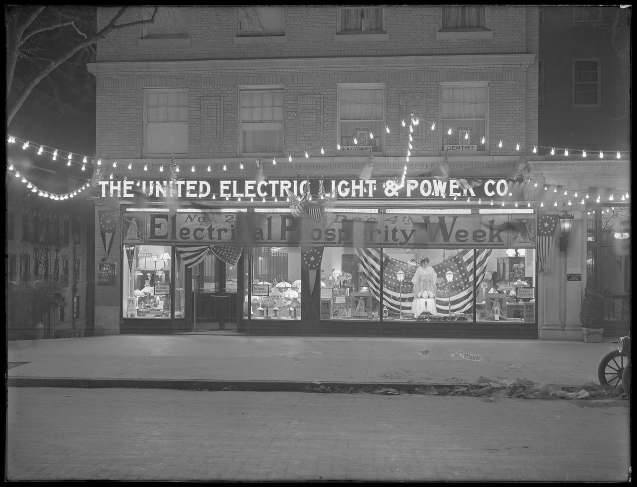 United Electric Light und Power Company - witryna sklepowa udekorowana z okazji "Tygodnia Dobrobytu Elektrycznego", 29 listopada - 4 grudnia 1915 r., Nowy Jork autorstwa William Davis Hassler