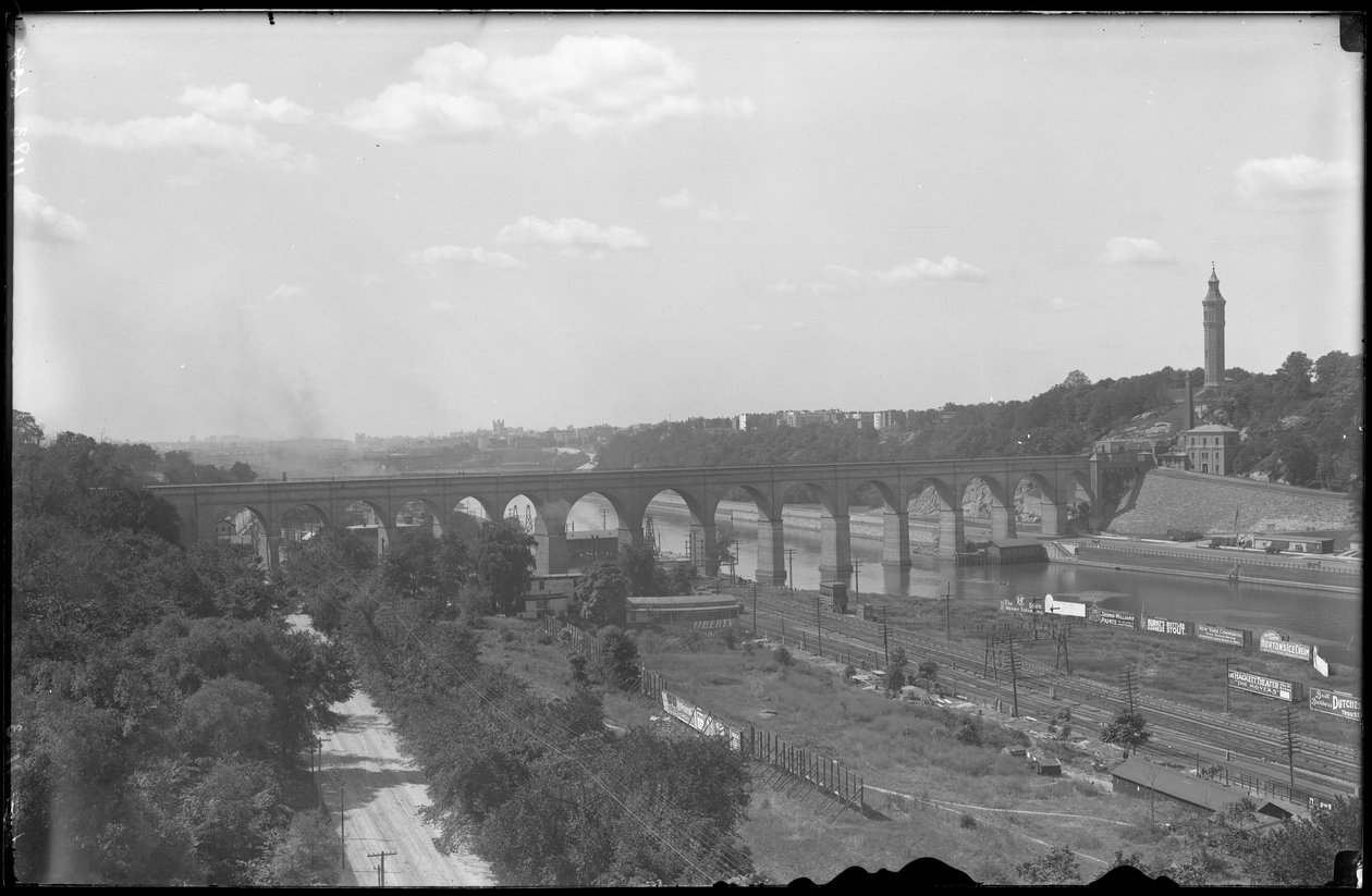 Widok na rzekę Harlem, High Bridge i Highbridge Tower, ok. 1912 r. autorstwa William Davis Hassler
