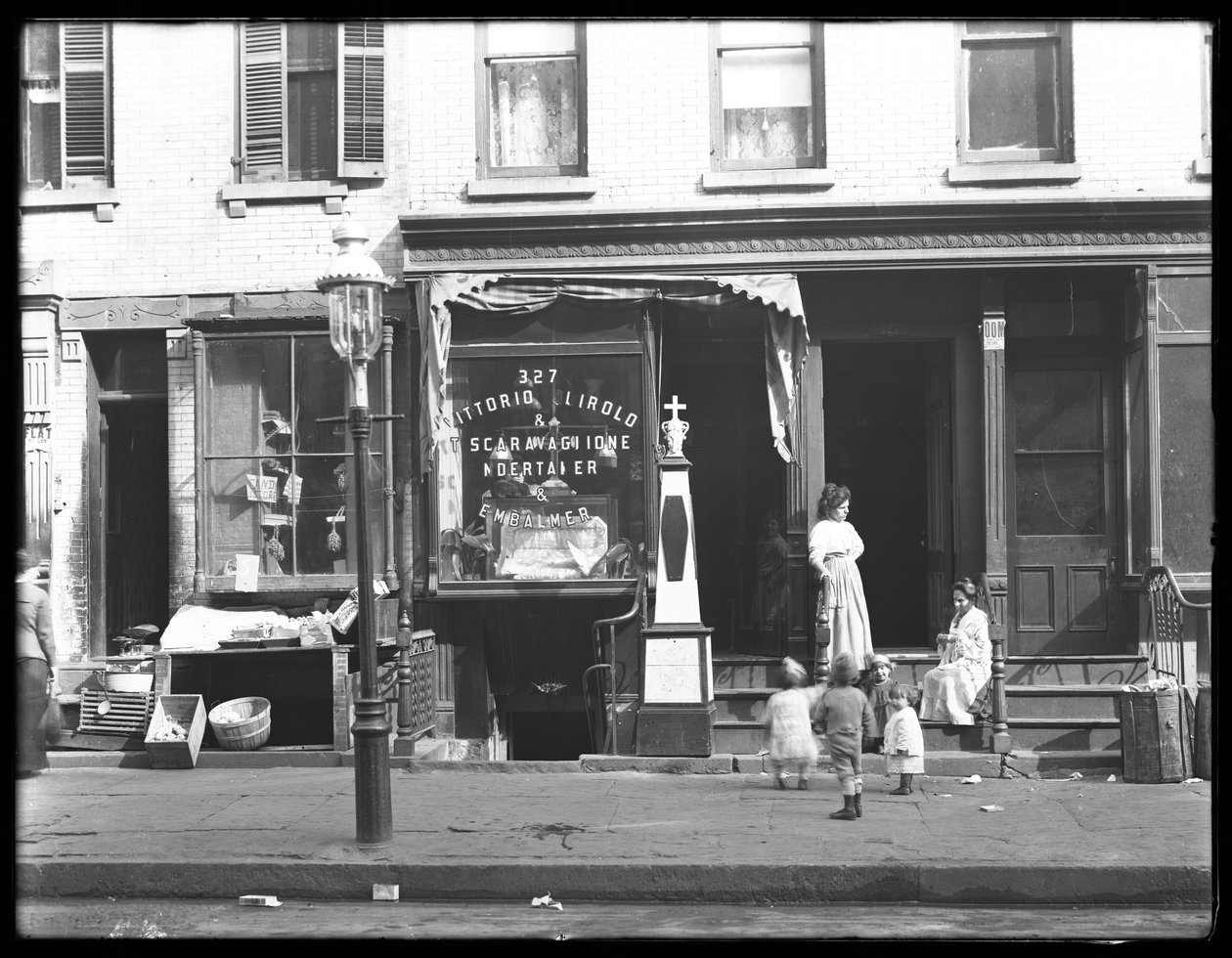 Vittorio Quirolo i T. Scaravaglione, przedsiębiorca pogrzebowy i balsamista, 327 E. 111th Street (lub 109th Street), Nowy Jork, 26 października 1914 r. autorstwa William Davis Hassler