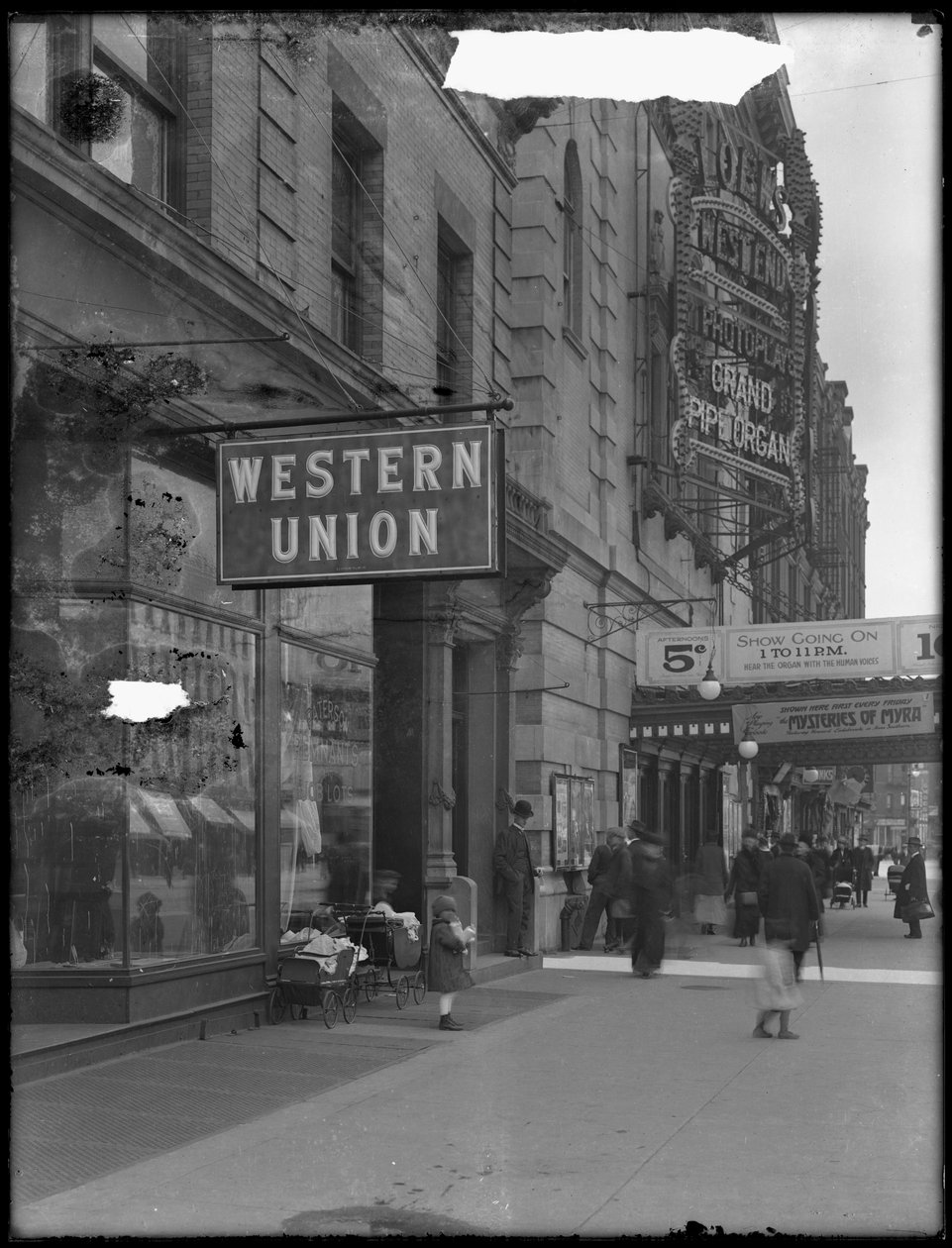 Znak biurowy Western Union przy W. 125th Street i St. Nicholas Avenue, Nowy Jork, 28 kwietnia 1916 r. autorstwa William Davis Hassler