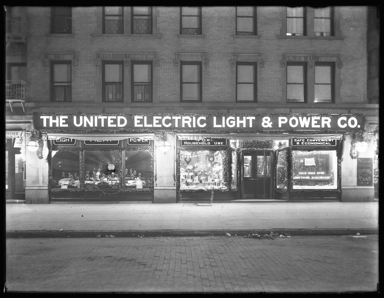 Szeroki widok na wystawę okienną United Electric Light und Power Company przy W. 138th Street i Hamilton Place, Nowy Jork, 17 grudnia 1914 r. autorstwa William Davis Hassler