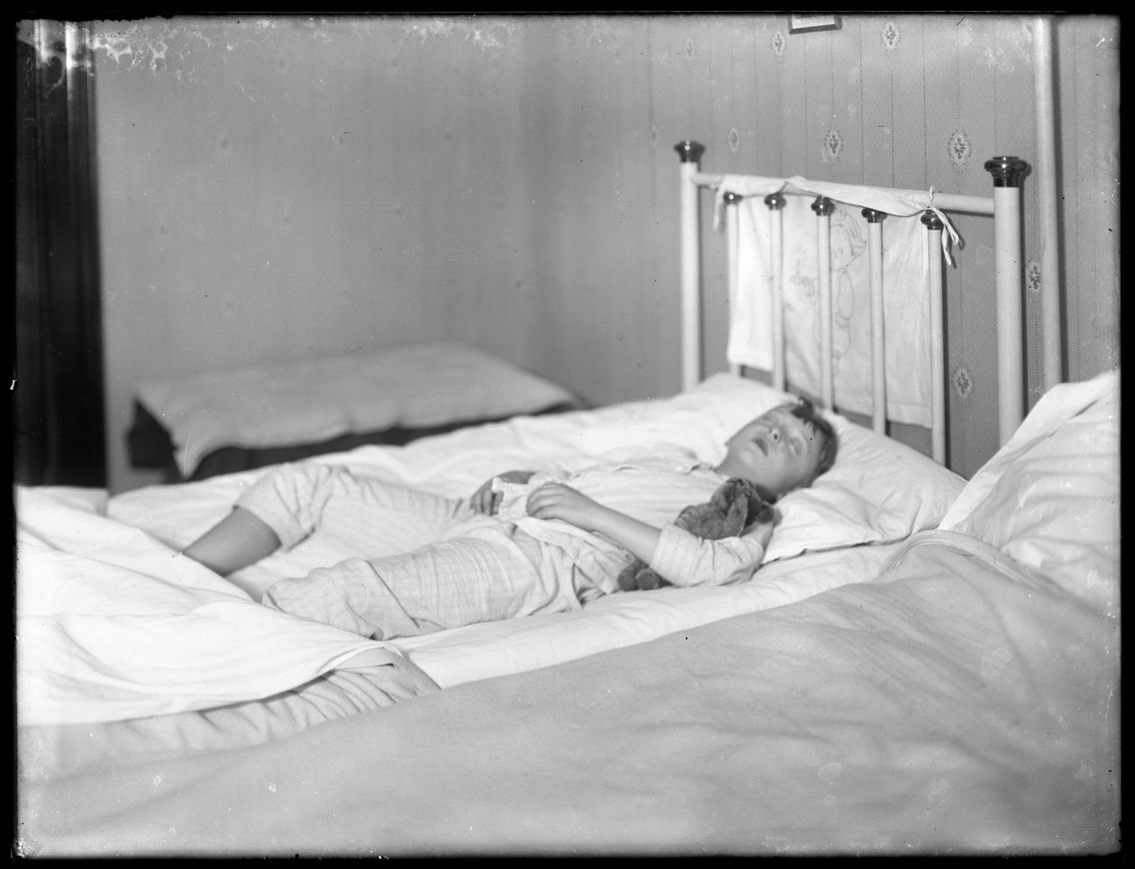 William Gray Hassler śpiący z misiem, ok. 1913 r. autorstwa William Davis Hassler