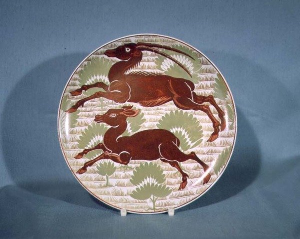 Talerz zdobiony dwiema biegnącymi antylopami w rubinowym połysku na kremowej ceramice, koniec XIX w. (ceramika) autorstwa William de Morgan