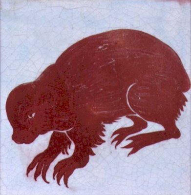 Jeżozwierz (czerwony połysk na płytce ceramicznej) autorstwa William de Morgan