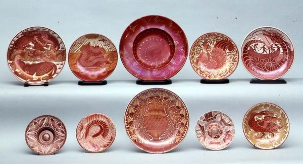 Wybór wyrobów z czerwonej lusterkowej porcelany autorstwa William de Morgan