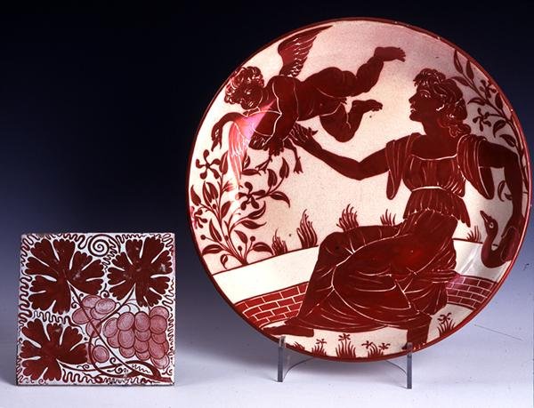 Płytki i naczynia (ceramiczne) autorstwa William de Morgan