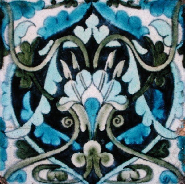 Płytka w stylu perskim (ceramiczna) autorstwa William de Morgan