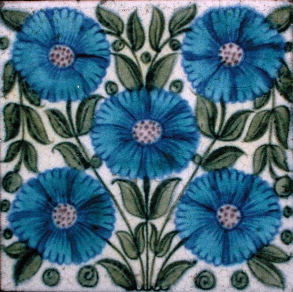 Płytka z motywem kwiatowym w stylu perskim (ceramiczna) autorstwa William de Morgan