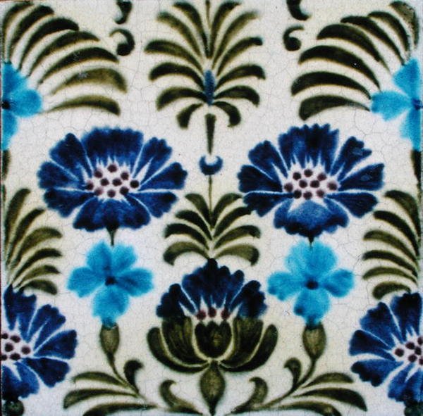 Płytka z motywem kwiatowym w stylu perskim (ceramiczna) autorstwa William de Morgan