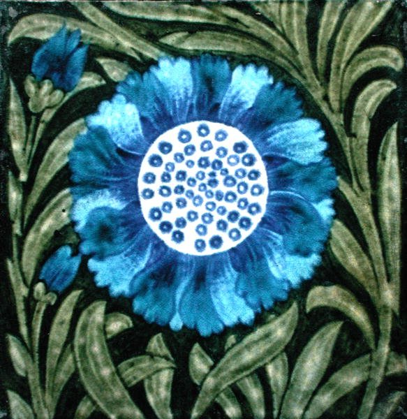Płytka z motywem kwiatowym w stylu perskim (ceramiczna) autorstwa William de Morgan