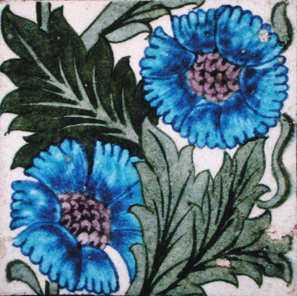 Płytka z motywem kwiatowym (ceramiczna) autorstwa William de Morgan
