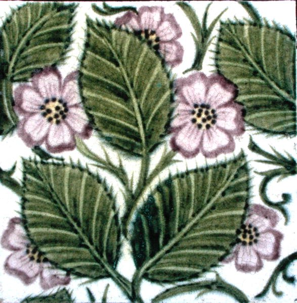 Płytka z motywem kwiatowym (ceramiczna) autorstwa William de Morgan