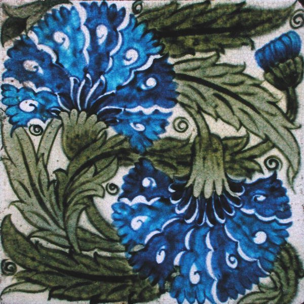 Płytka z motywem kwiatowym (ceramiczna) autorstwa William de Morgan